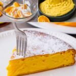 Laranja fatiada preparada em receita açucarada com óleo e farinha.